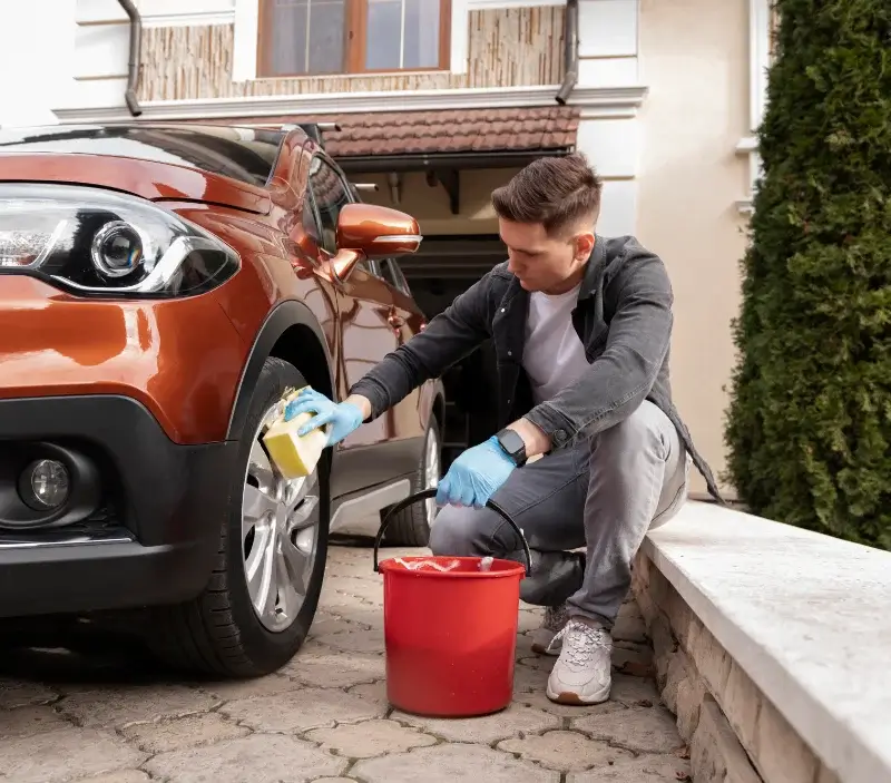 Lavage auto à domicile Saint-Germain-de-Coulamer : professionnel intervenant sur un véhicule